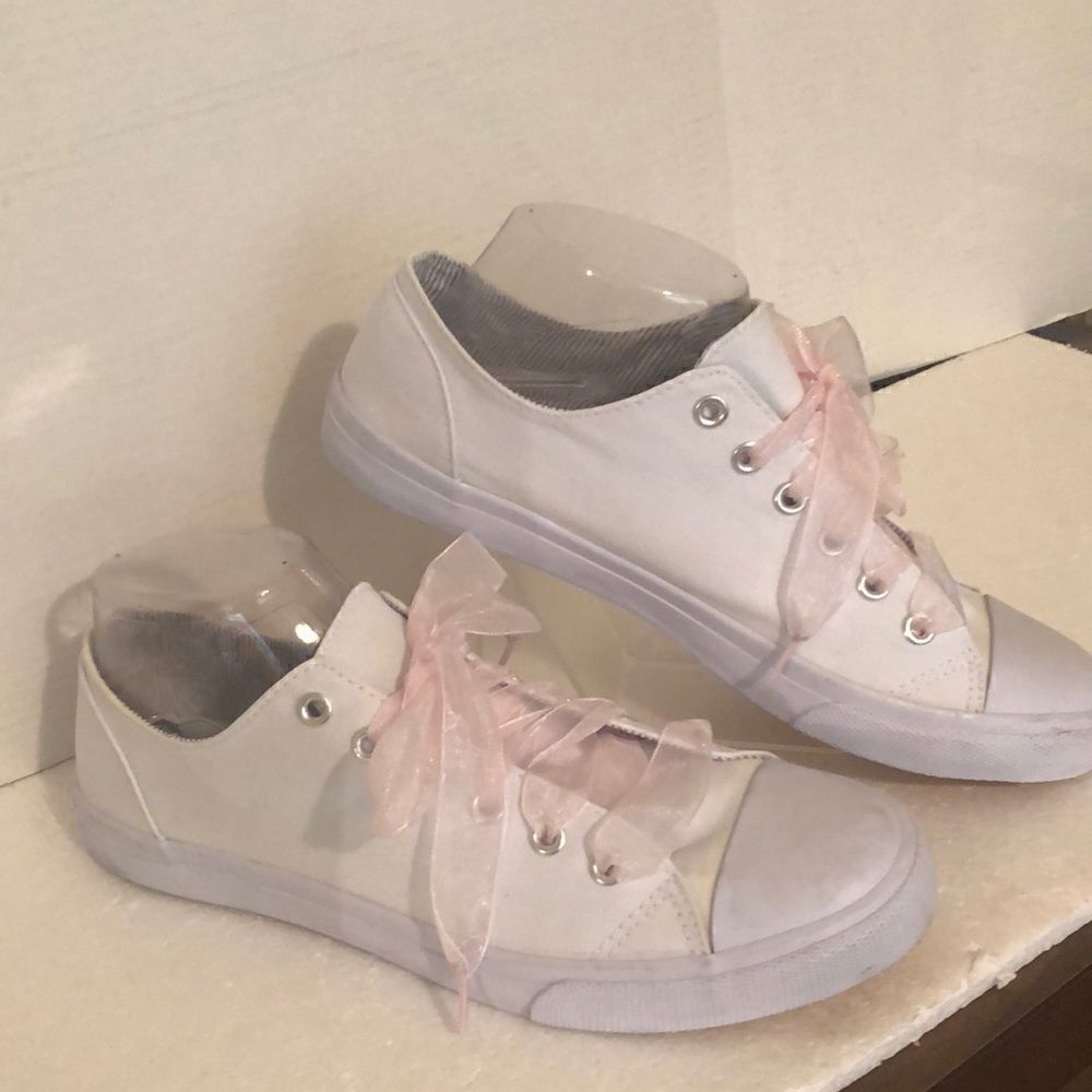 Universal Thread White Canvas Sneakers with Pink Ribbon Laces Size 9